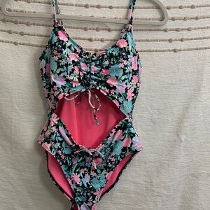 Celebrity Pink ☀️🏖️2-Piece front Full Back is a One Piece Size S 3-5